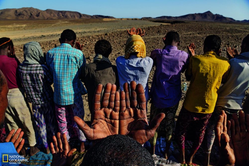 Африка шөлінде шаруалар қолын жайып Жаратқан Иеден аз да болса жаңбыр сұрап жатқан сәт. Мың жылға созылған қуаңшылық заман ата-бабаларымызды шөл дала тұзағына түсірді. Жан-жағы жүздеген шақырым шөл болған соң, бұл жерді тастап кету өте қауіпті болды. Климаттың өзгерісімен, бұл жер тірі жанға толып, қайта оянды.