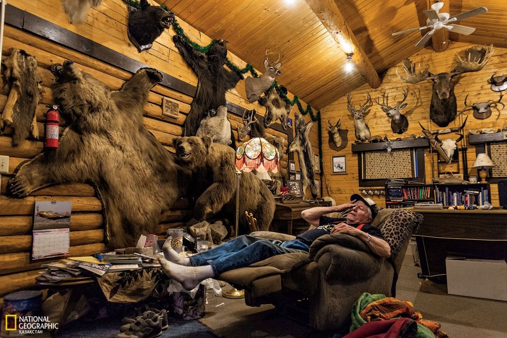 Саябақтың маңындағы үйінде, атып алған аңдарының ортасында демалып отырған гид әрі ұшқыш Рэй Аткинс. Аляскада гид болу – зор табыс көзі. Аткинске 8-10 күндік аңшылық сапардағы қызметі үшін 14 мың доллар төленеді.